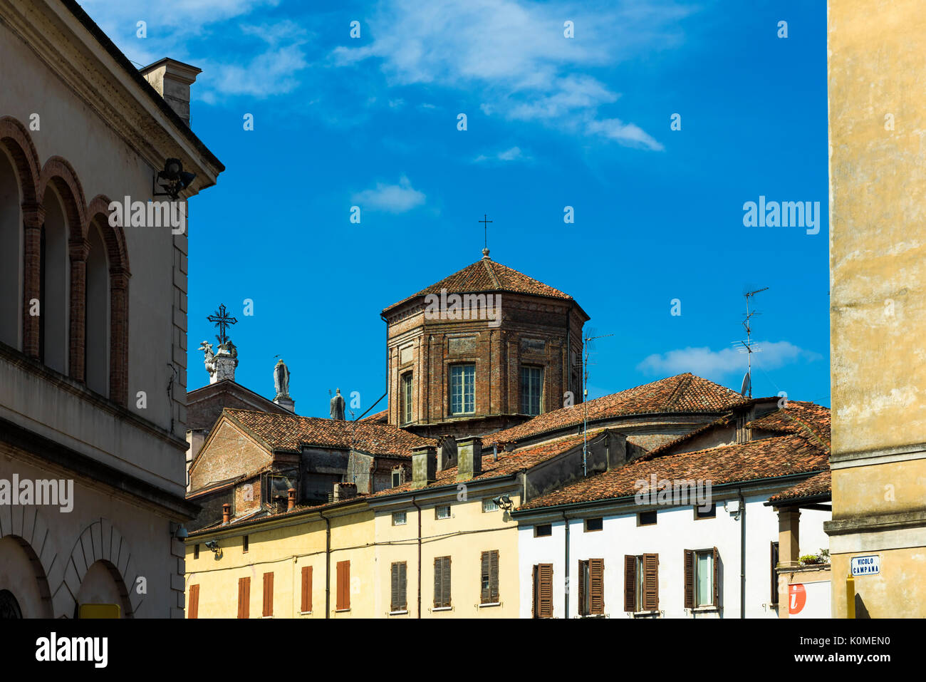 Cattedrale di San Pietro nella piazza centrale di Mantova (Montova in italiano). Mantova è una città nella zona denominata Lombardia nel Nord Italia in Europa Foto Stock