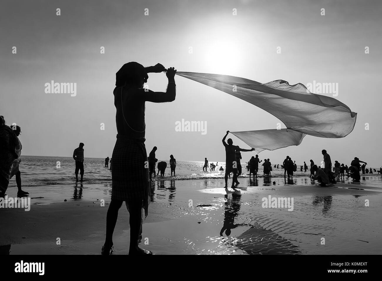 Persone asciugatura ganga sagar kolkata west bengal India Asia Foto Stock