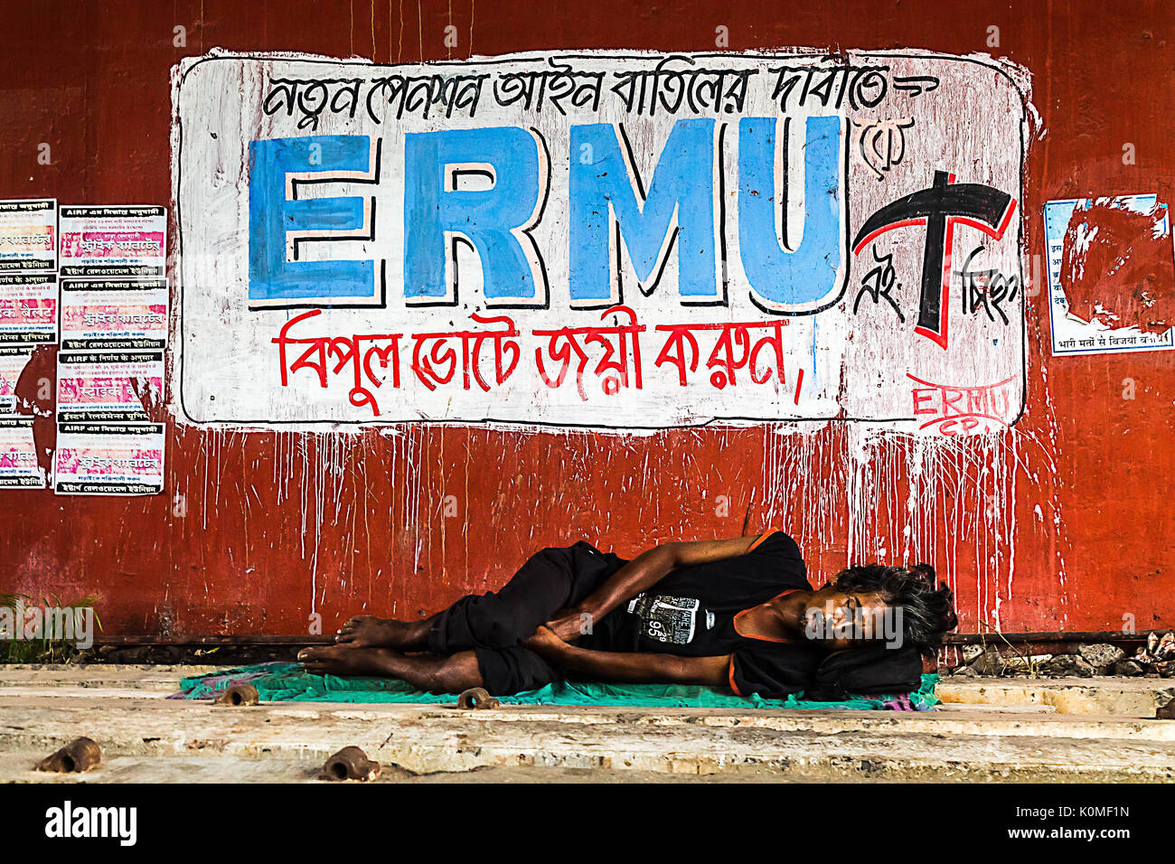 Senzatetto uomo dorme in railway ward, Calcutta, West Bengal, India, Asia Foto Stock