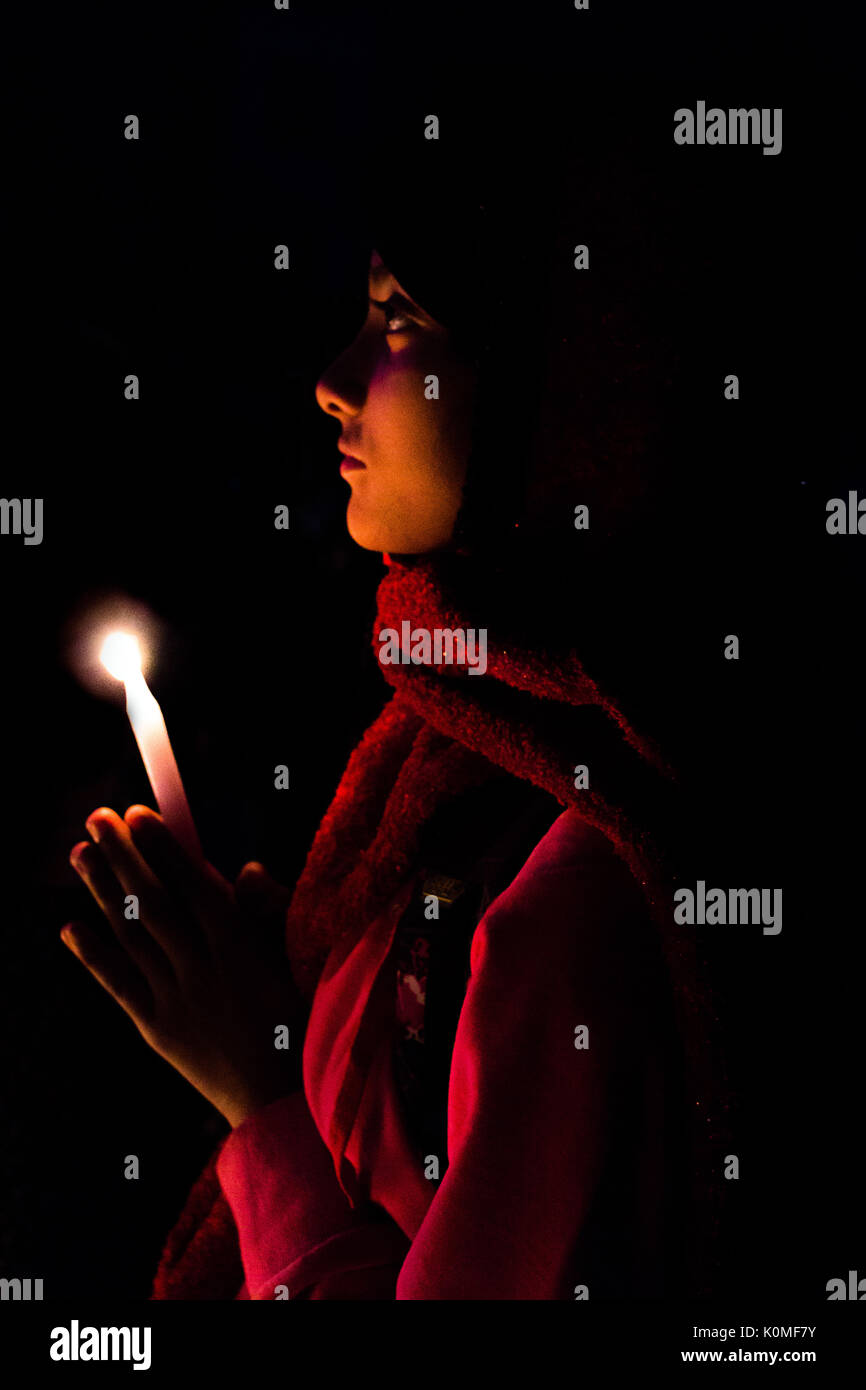 Donna pregando Gesù, festa di Natale, barasat, Calcutta, West Bengal, India, Asia Foto Stock