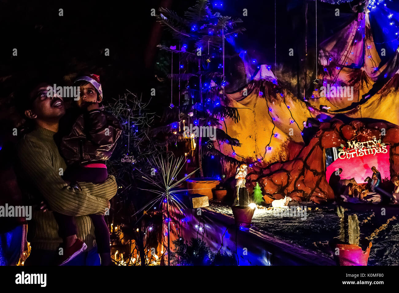 Padre e figlia nella chiesa locale per celebrare il Natale, Calcutta, West Bengal, India, Asia Foto Stock