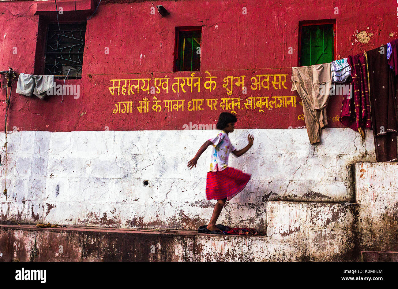Ragazza in esecuzione su scala, Ghat, Calcutta, West Bengal, India, Asia Foto Stock