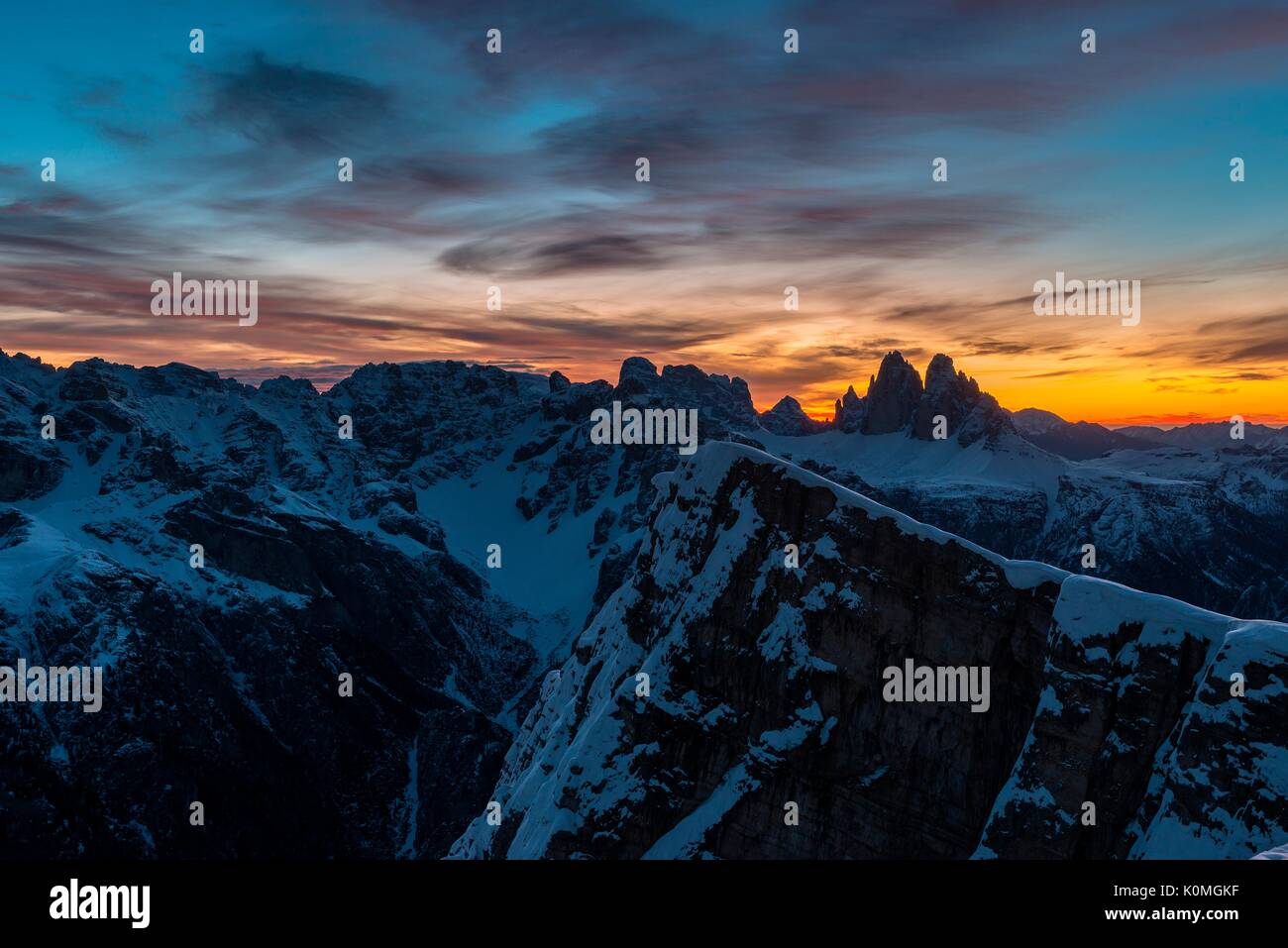 Piramide/Helltaler Schlechten, Dolomiti, Alto Adige, Italia. Aurora sulle Dolomiti e le Tre Cime di Lavaredo. Foto Stock