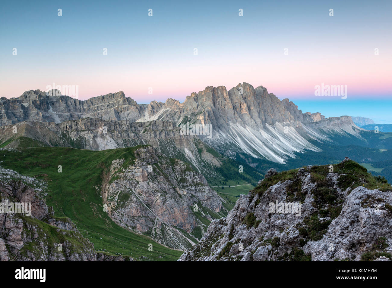 Val di Funes, Dolomiti, Alto Adige, Italia. Ora blu oltre le Odle Foto Stock