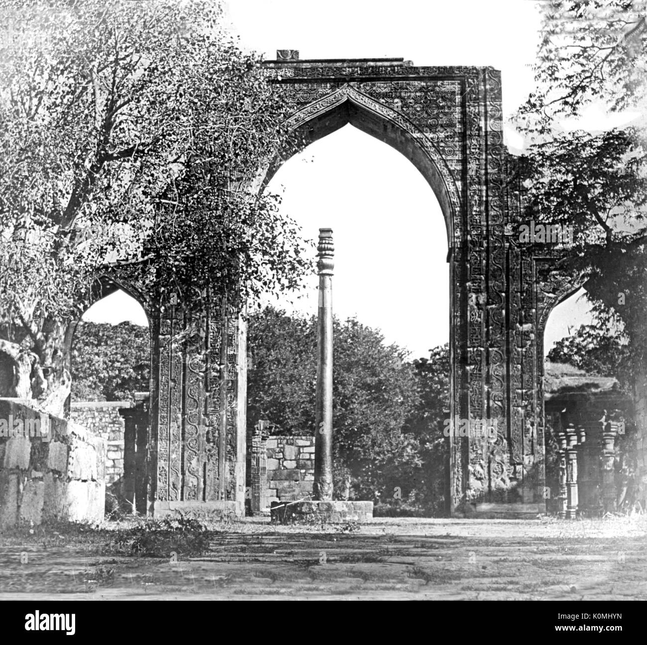 Vecchia Lanterna vintage slitta del montante di ferro al Qutub Minar complesso, Delhi, India, Asia Foto Stock