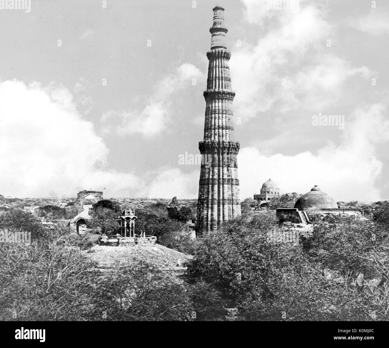 Vecchia Lanterna vintage della slitta di Qutub Minar complesso, Delhi, India, Asia Foto Stock