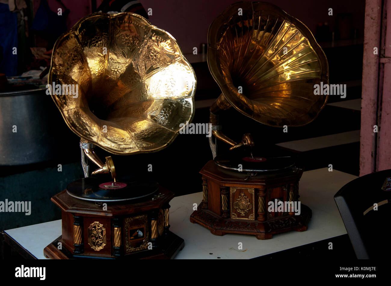 Grammofono record giocatore, Chor Bazaar, Mumbai, Maharashtra, India, Asia Foto Stock