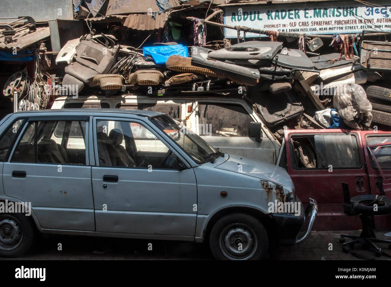 I rottami ricambi auto a Chor Bazaar, Mumbai, Maharashtra, India, Asia Foto Stock