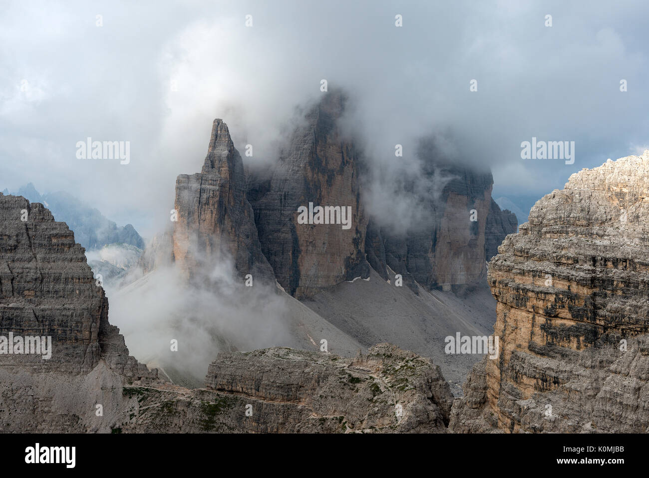 Di Sesto, Dolomiti, Alto Adige, Italia. La nebbia avvolge le Tre Cime di Lavaredo / Drei Zinnen Foto Stock