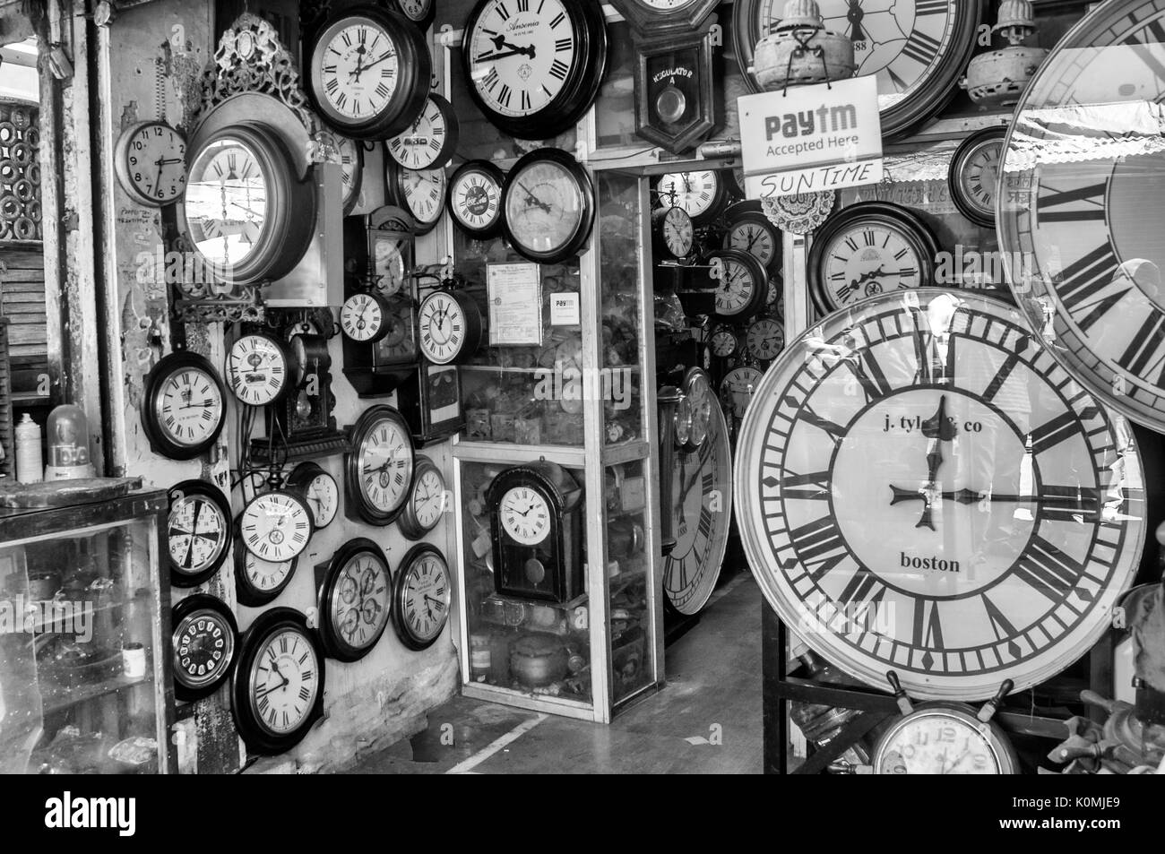 Vecchi orologi in vendita, Chor Bazaar, Mumbai, Maharashtra, India, Asia Foto Stock