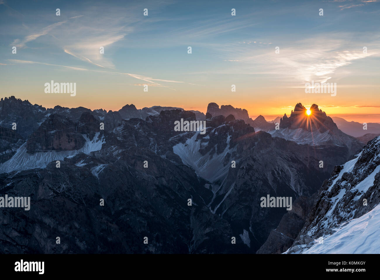 Picco di Vallandro, Prato Piazza, Dolomiti, Alto Adige, Italia. Il sole sorge esattamente tra le rocce delle Tre Cime di Lavaredo. Questo effetto o Foto Stock