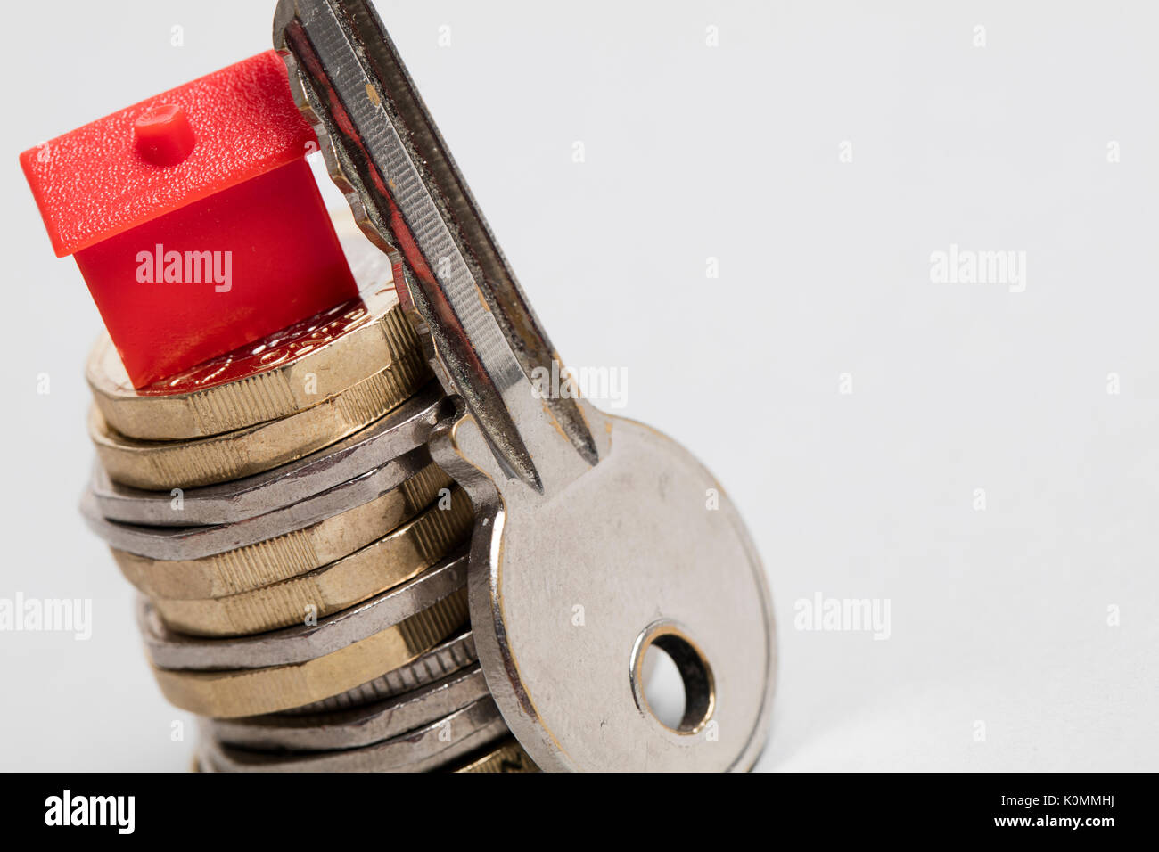Costo di alloggiamento. Casa Rossa con la valuta britannica Foto Stock