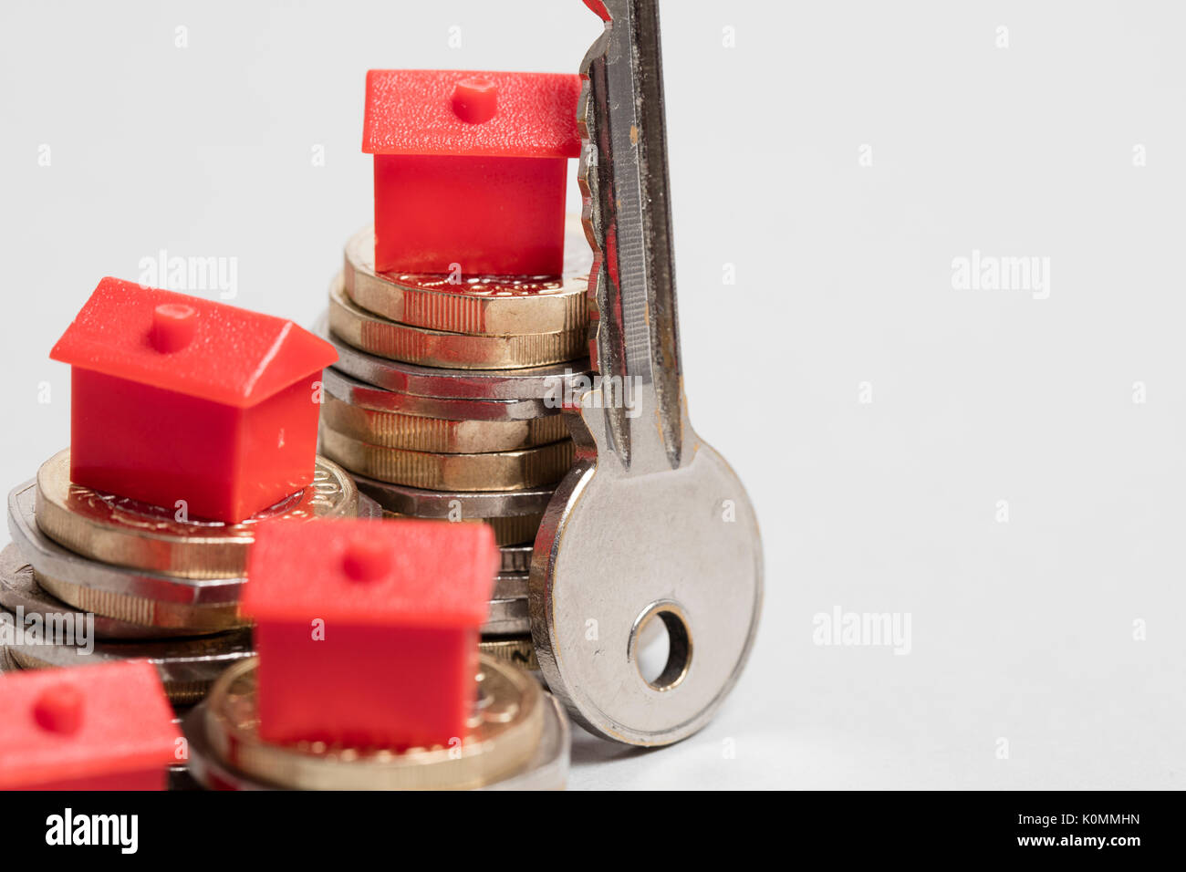 Costo di alloggiamento. Casa Rossa con la valuta britannica Foto Stock