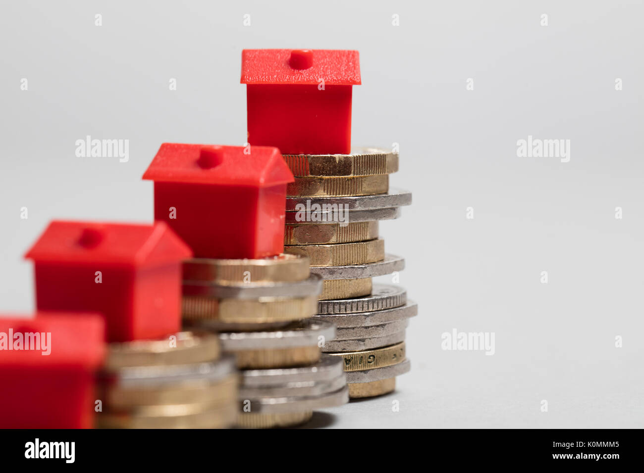 Costo di alloggiamento. Casa Rossa con la valuta britannica Foto Stock