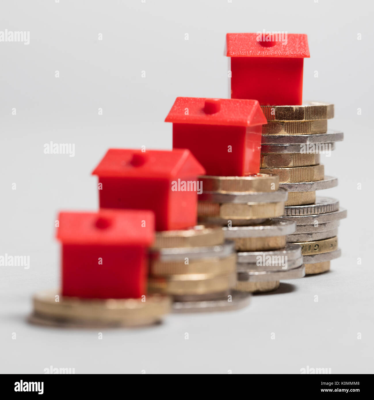 Costo di alloggiamento. Casa Rossa con la valuta britannica Foto Stock