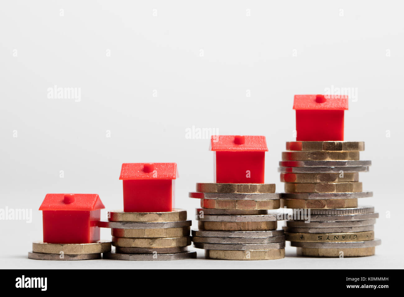 Costo di alloggiamento. Casa Rossa con la valuta britannica Foto Stock