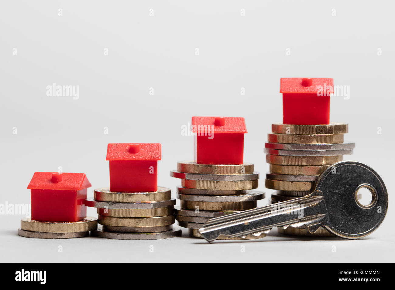 Costo di alloggiamento. Casa Rossa con la valuta britannica Foto Stock