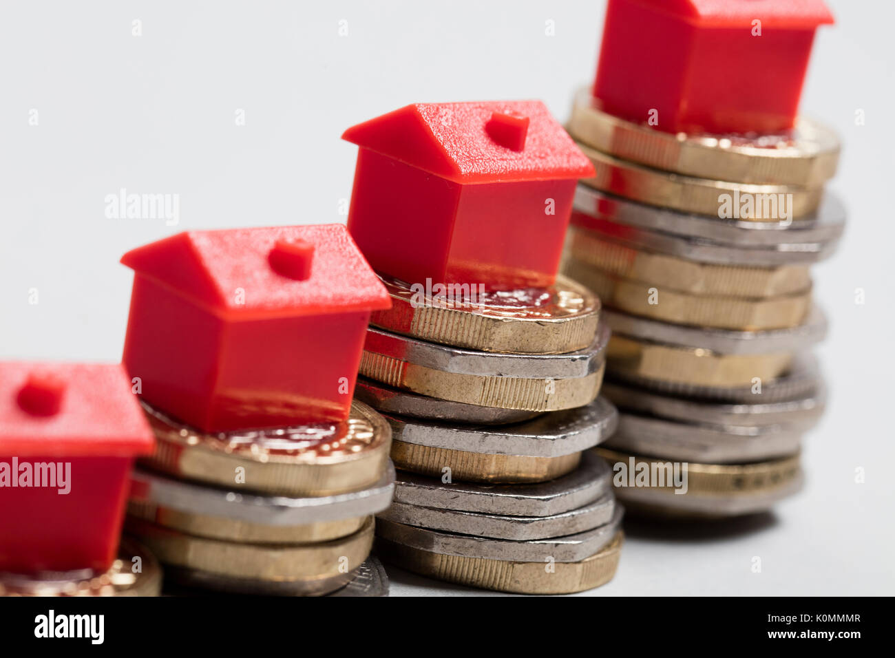 Costo di alloggiamento. Casa Rossa con la valuta britannica Foto Stock