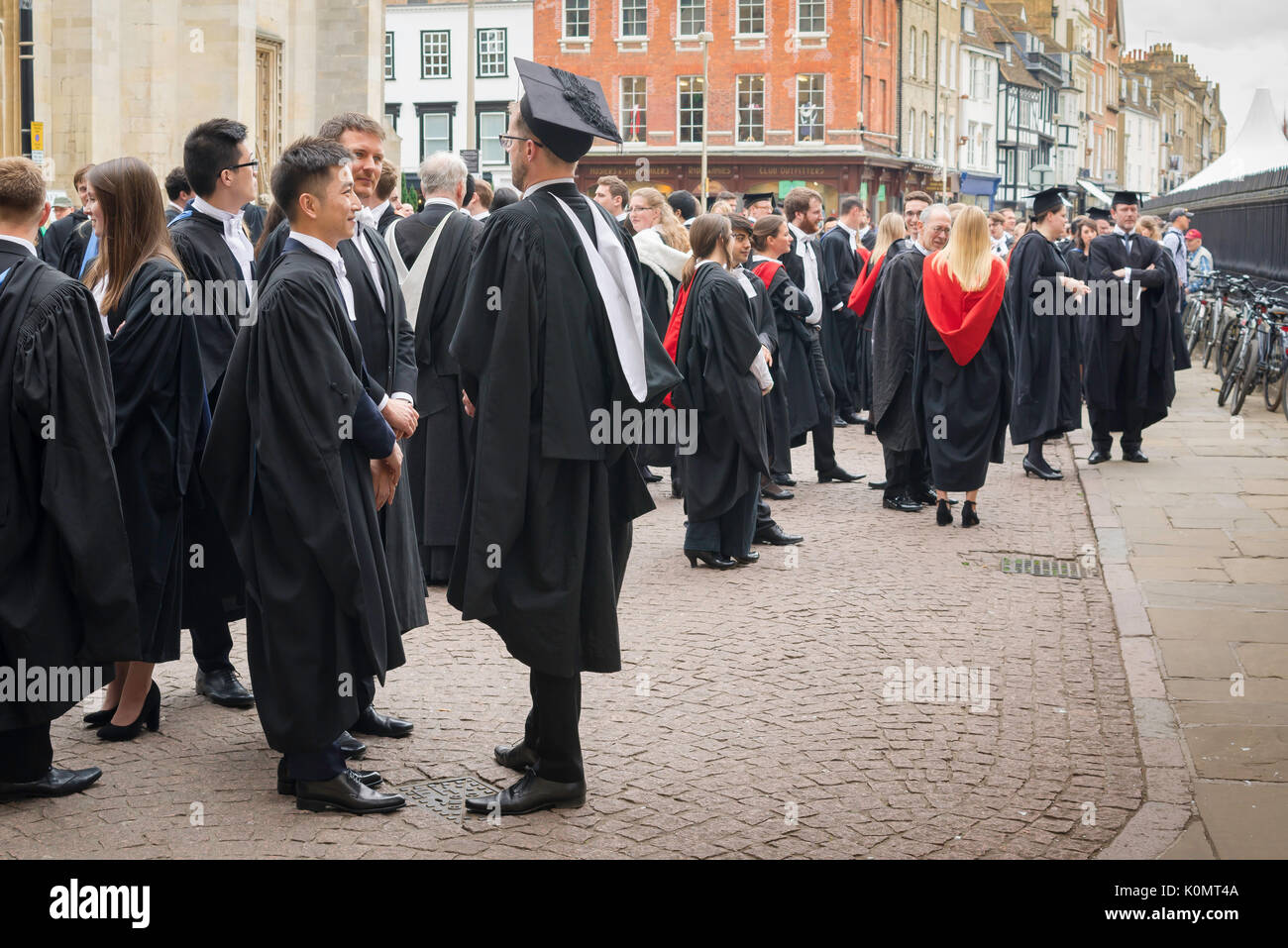 Gli studenti di laurea, Regno Unito laureandi assemblare al di fuori dell'Università di Cambridge Senate House anteriormente alla loro cerimonia di laurea, Inghilterra. Foto Stock