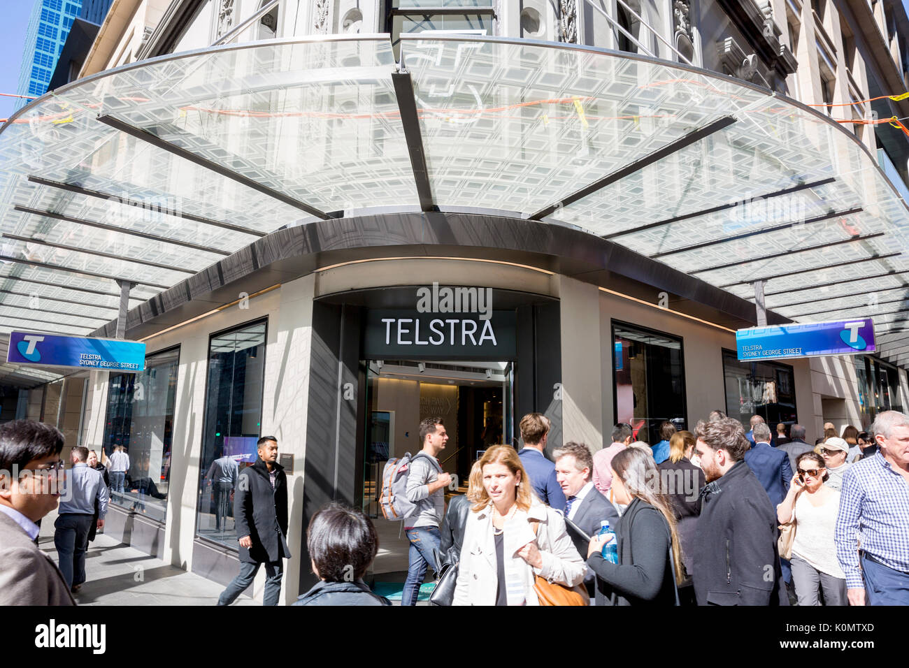 Telstra il gestore telefonico nazionale e fornitore di banda larga, uno dei suoi principali negozi al dettaglio nel centro di Sydney, NSW, Australia Foto Stock