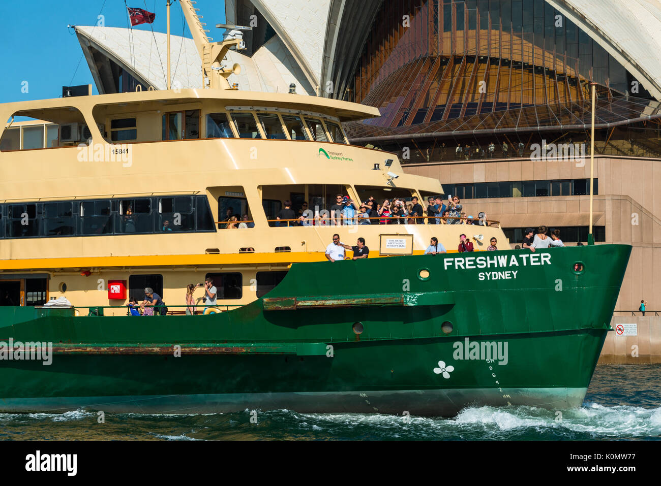 Primo piano della Manley traghetto passando vicino alla Opera House di Sydney, Sydney, Nuovo Galles del Sud, Australia Foto Stock