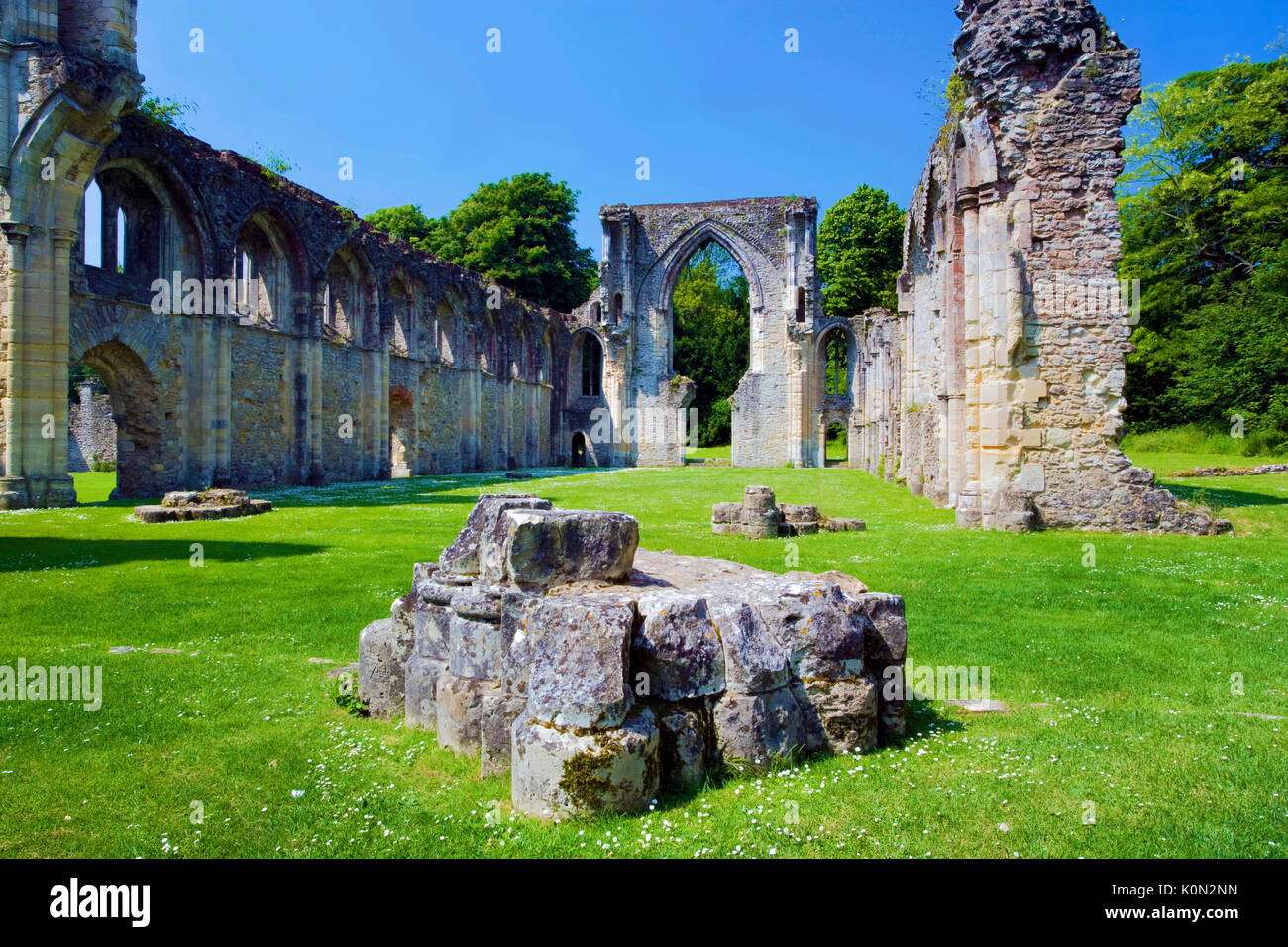 Una vista estiva di Netley Abbey, Hampshire, Regno Unito Foto Stock