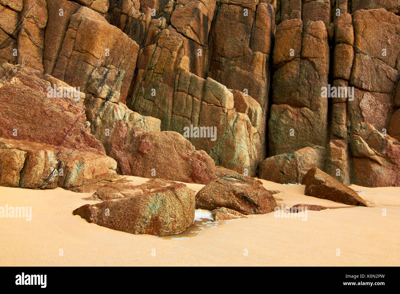 Una vista ravvicinata di scogli colorati di porthcurno Beach, Cornwall, Regno Unito Foto Stock