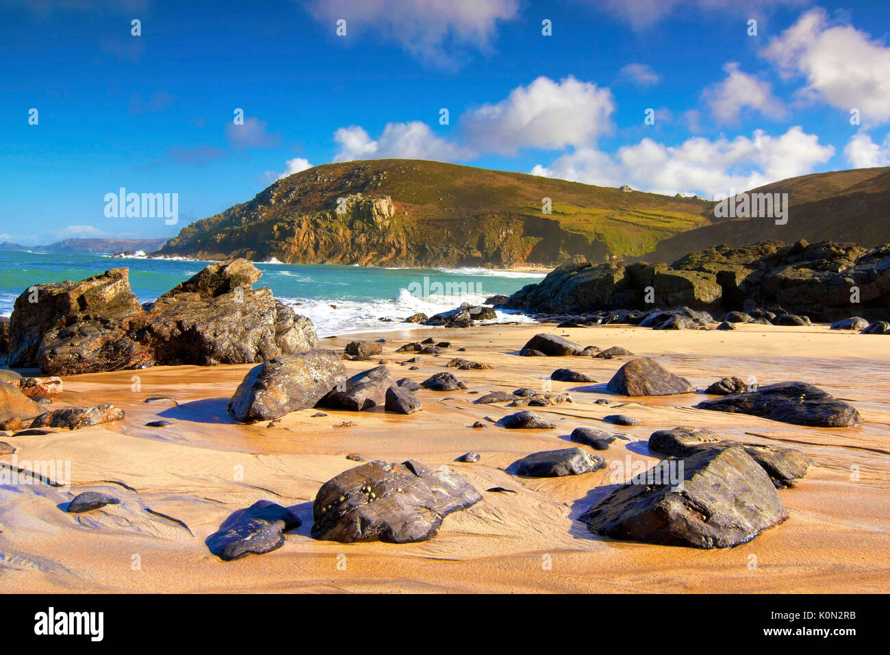 Una vista di Portheras baia sulla costa nord di Cornwall, Regno Unito Foto Stock