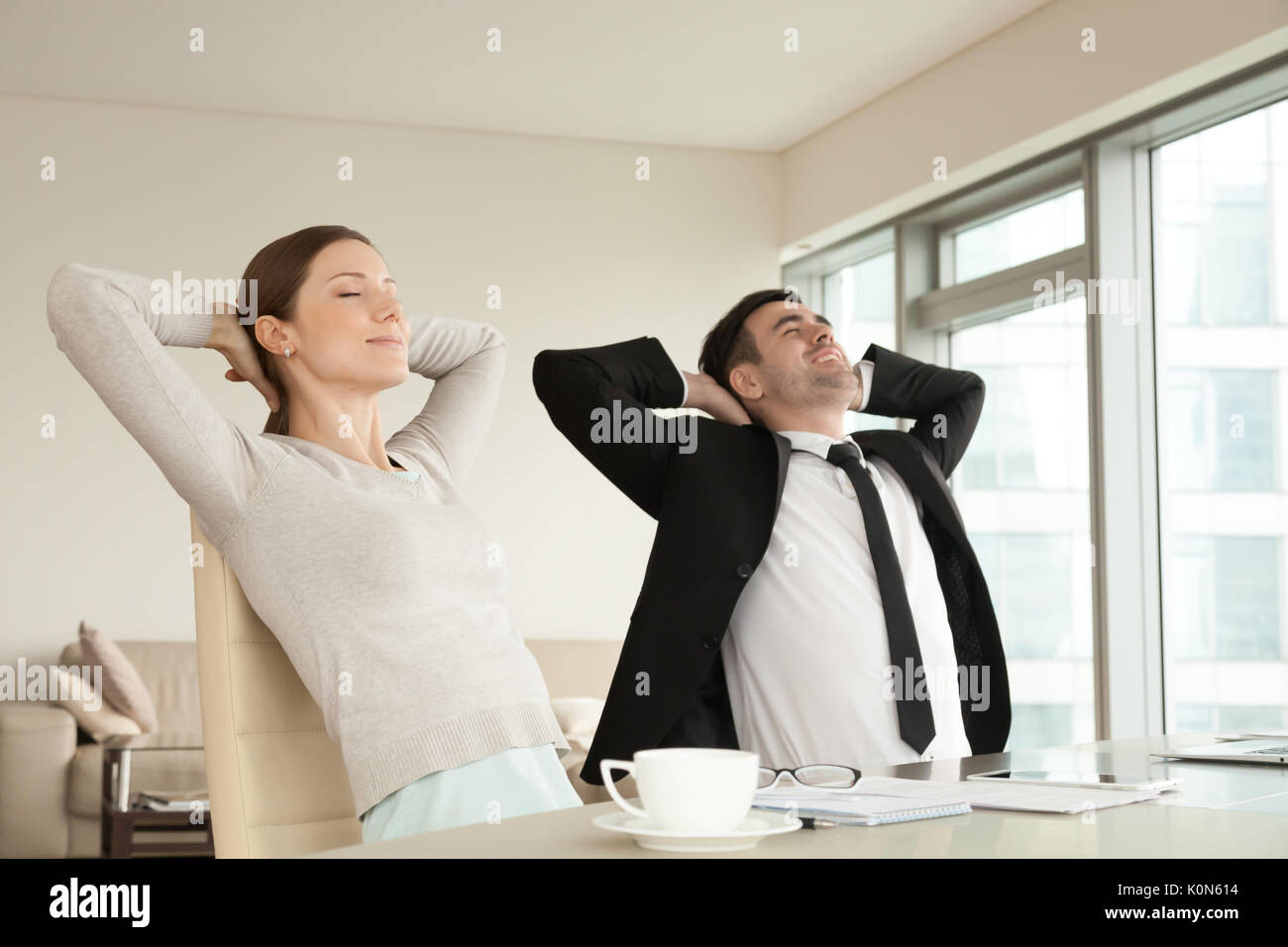 Calma happy businessman e imprenditrice rilassante in ergonomia o Foto Stock