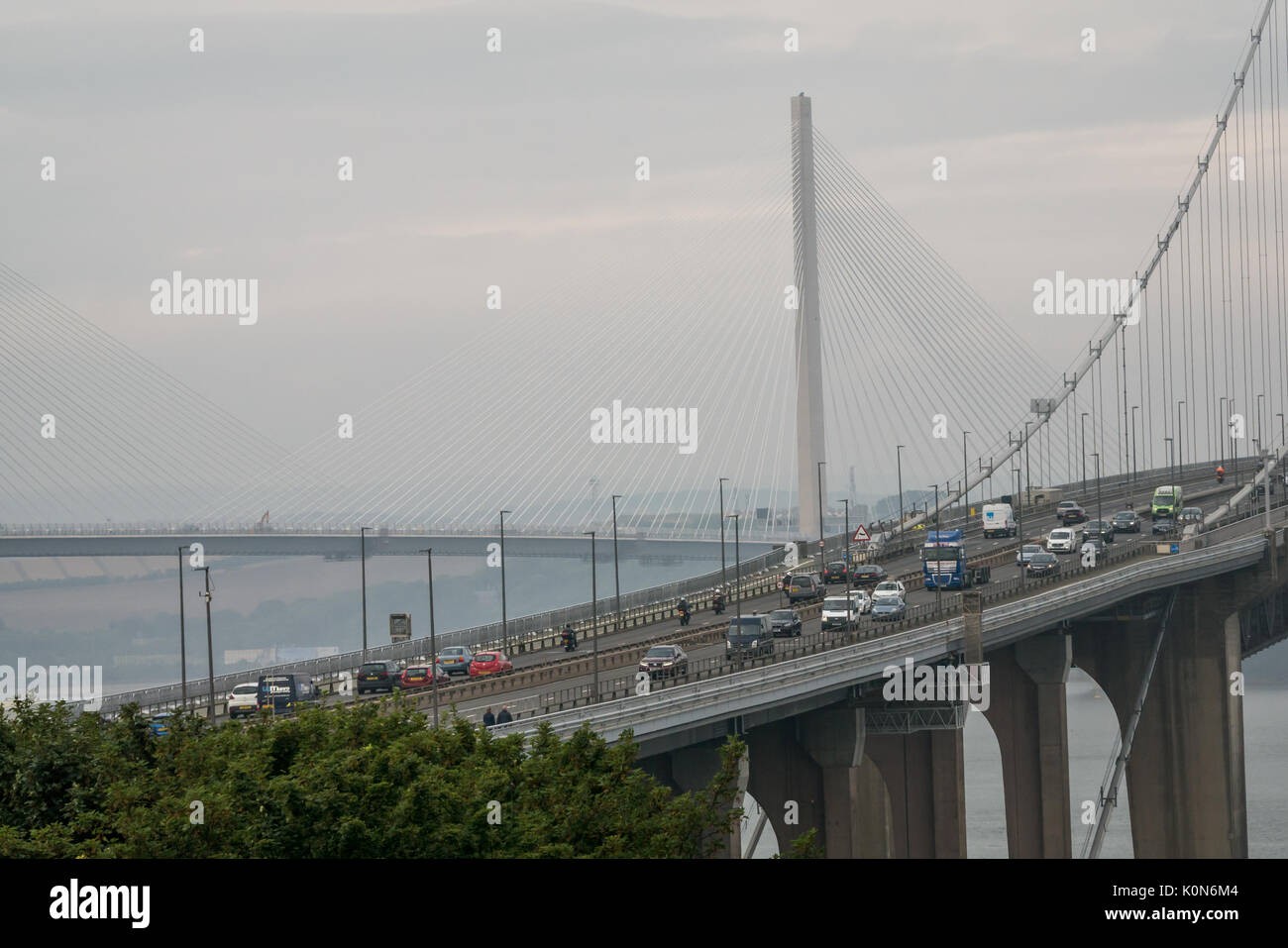 Vista nebbiosa del traffico delle ore di punta sul Forth Road Bridge, poco prima dell'apertura del nuovo ponte, Queensferry Crossing, South Queensferry, Scozia, Regno Unito Foto Stock