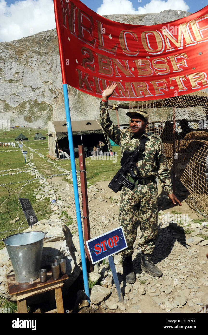 Soldato dell'esercito sangam a santa grotta, amarnath yatra, Jammu Kashmir, India, Asia Foto Stock