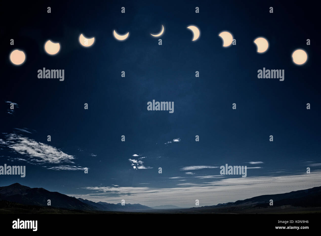 Fotografia del mezzogiorno eclissi solare; la luna tra la terra e il sole Foto Stock