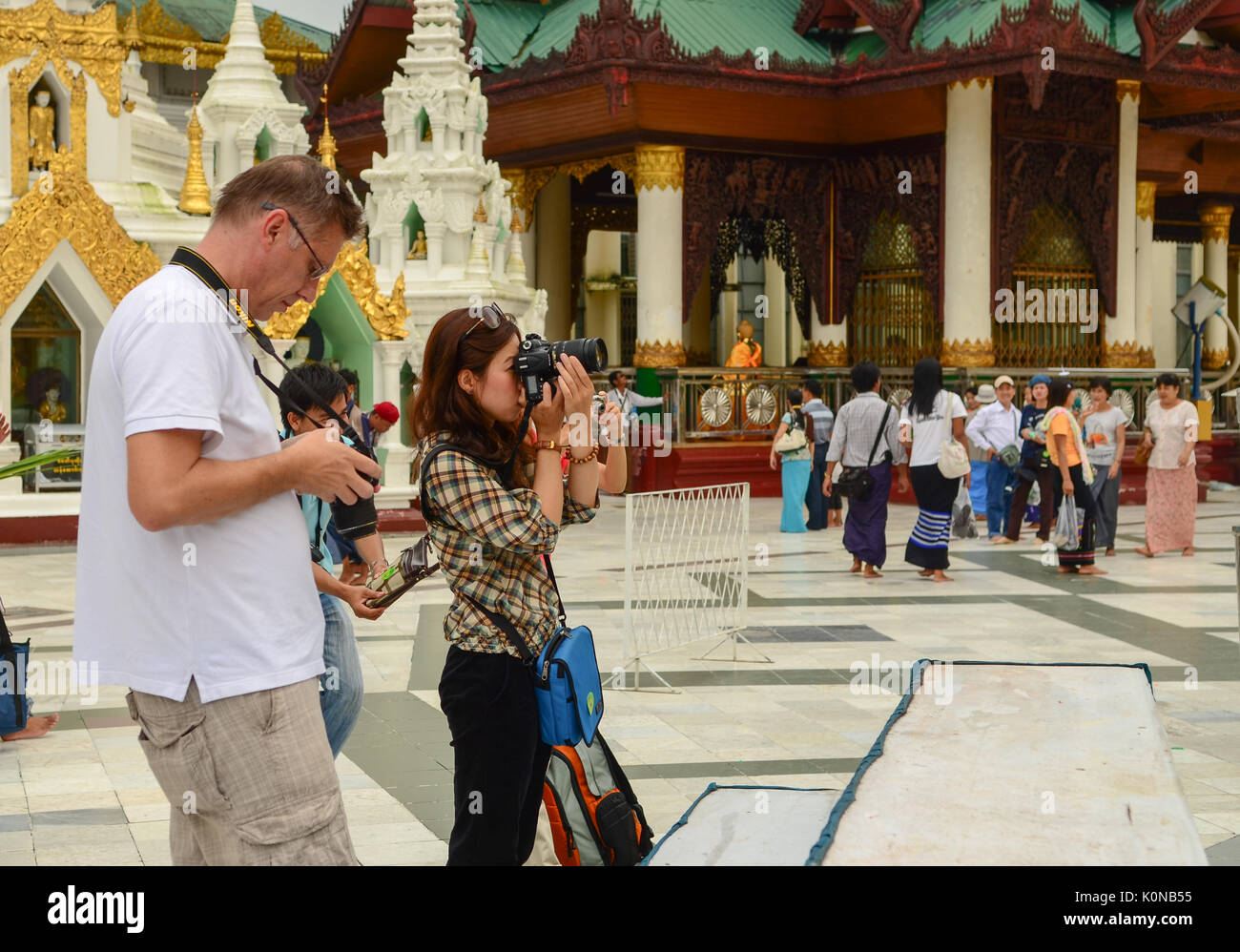 Yangon, Myanmar - Ott 1, 2011. La gente visita la Shwedagon pagoda in Yangon, Myanmar. Shwedagon è il più sacro pagoda buddista in Myanmar. Foto Stock