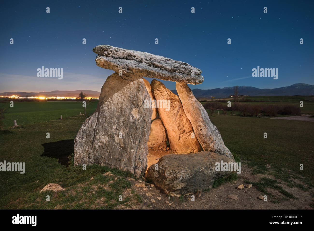 Megalitici preistorici dolmen di notte nel nord della Spagna, notte stellata in background. Foto Stock