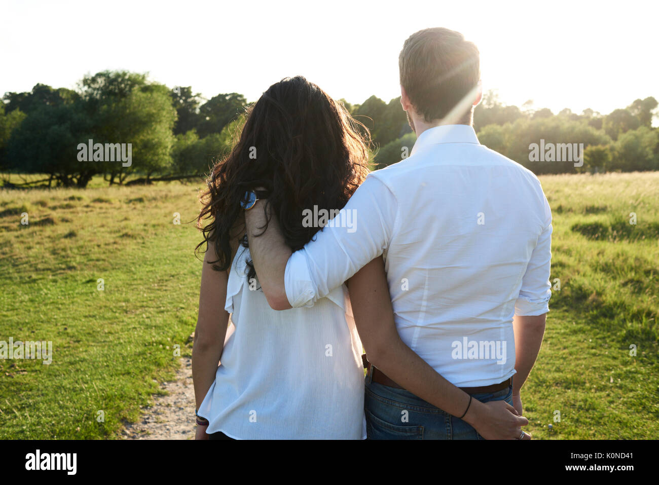 Hampstead Heath, Londra, Regno Unito, vista posteriore di un momento romantico di fidanzati, giovane nel parco Foto Stock