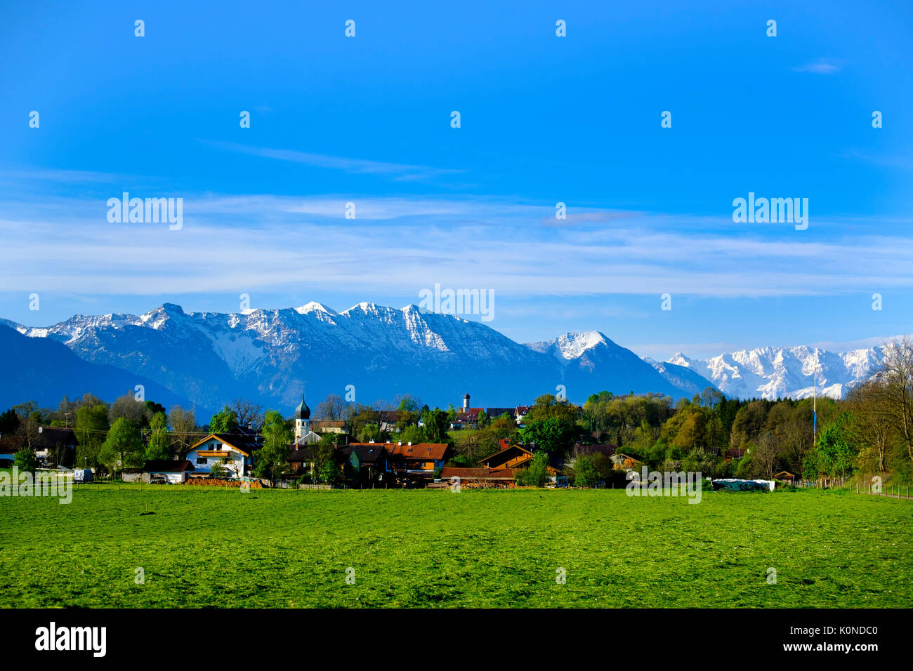 Spatzenhausen bei Murnau mit Alpenkette, Oberbayern, Bayern, Deutschland Foto Stock