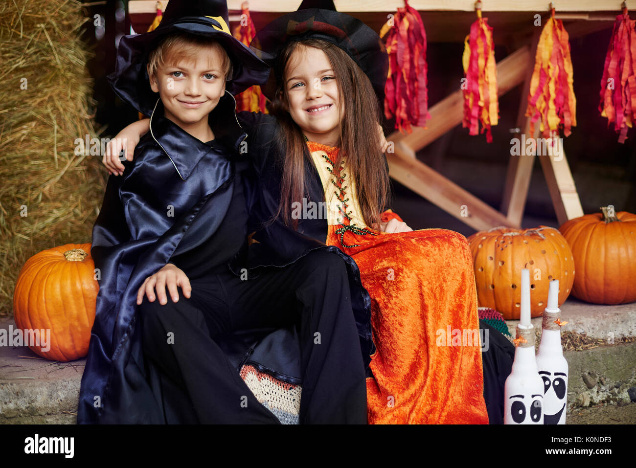 I fratelli per celebrare una grande festa di Halloween Foto Stock