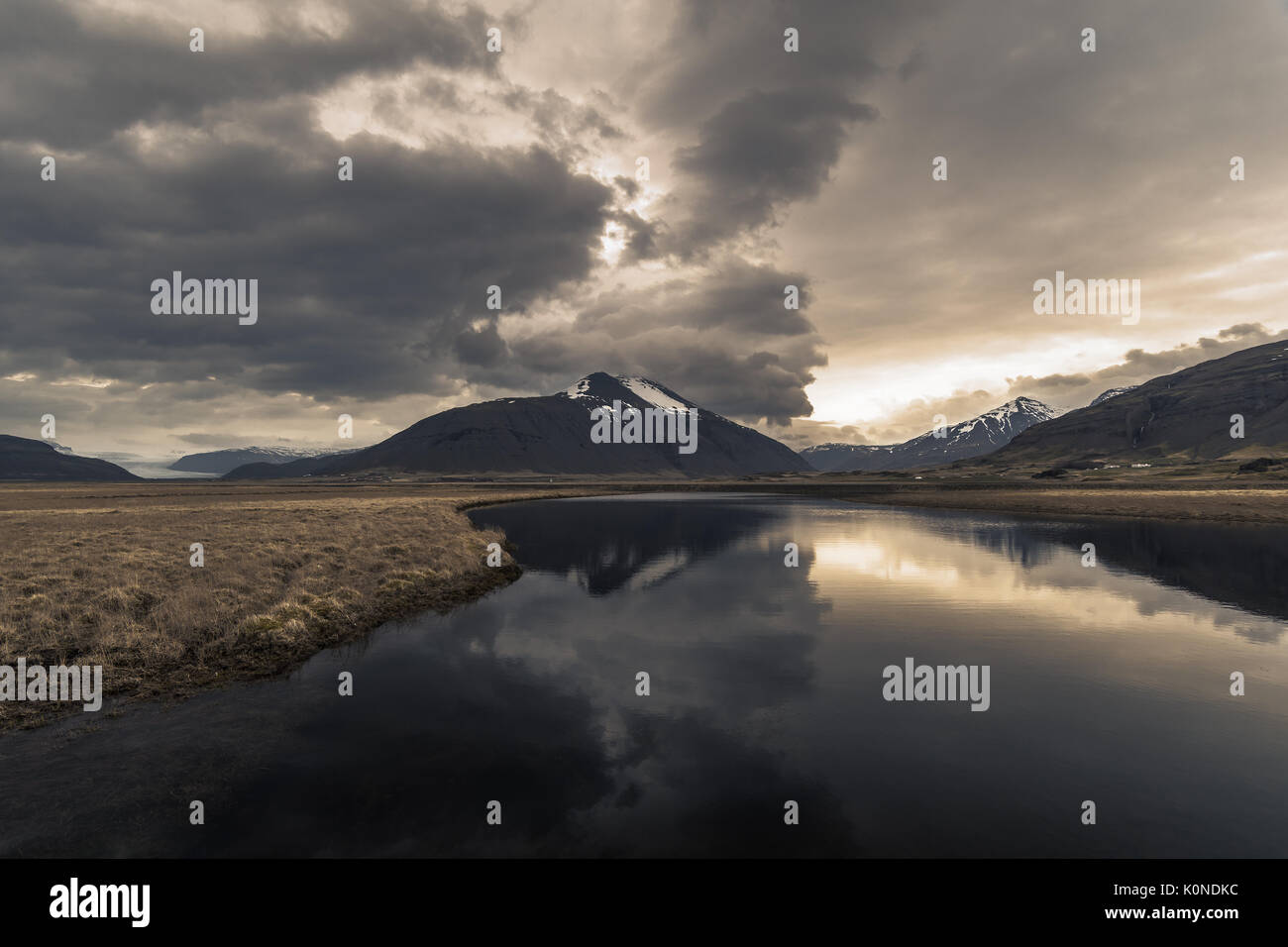 Bel tramonto con la riflessione vicino Hoffell nel sud-est dell'Islanda Foto Stock