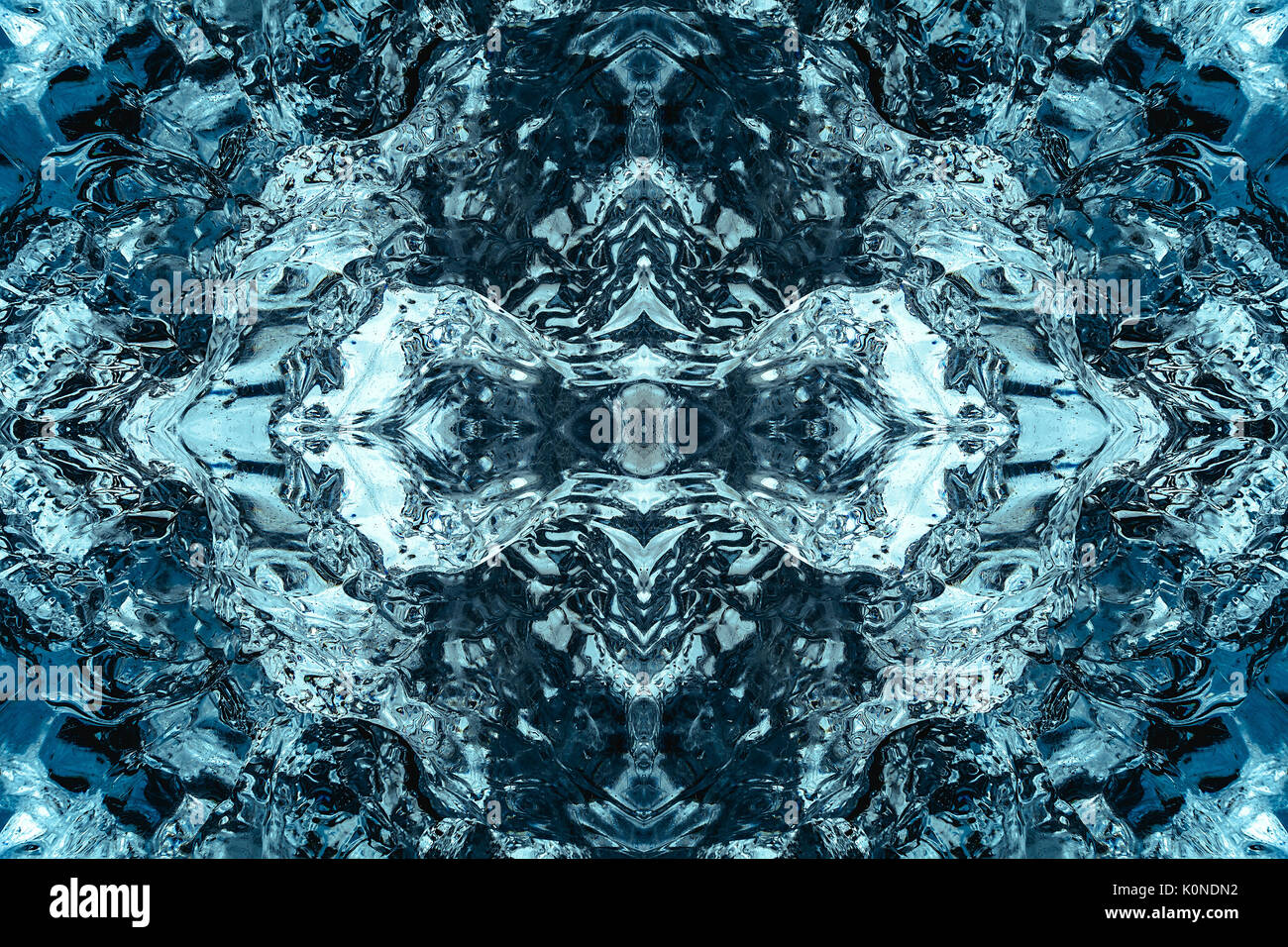 Abstract la formazione del ghiaccio specchiata a Jokulsarlon spiaggia a sud-est dell'Islanda Foto Stock