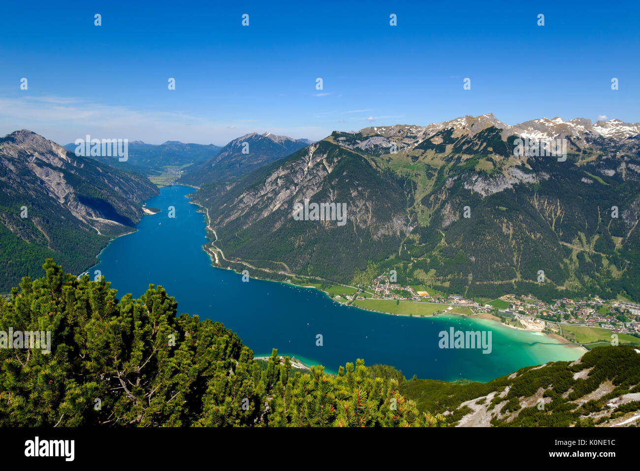 Blick auf den Achensee, vom Bärenkopf, im Hintergrund Rofan, Pertisau, Tirol Österreich Foto Stock