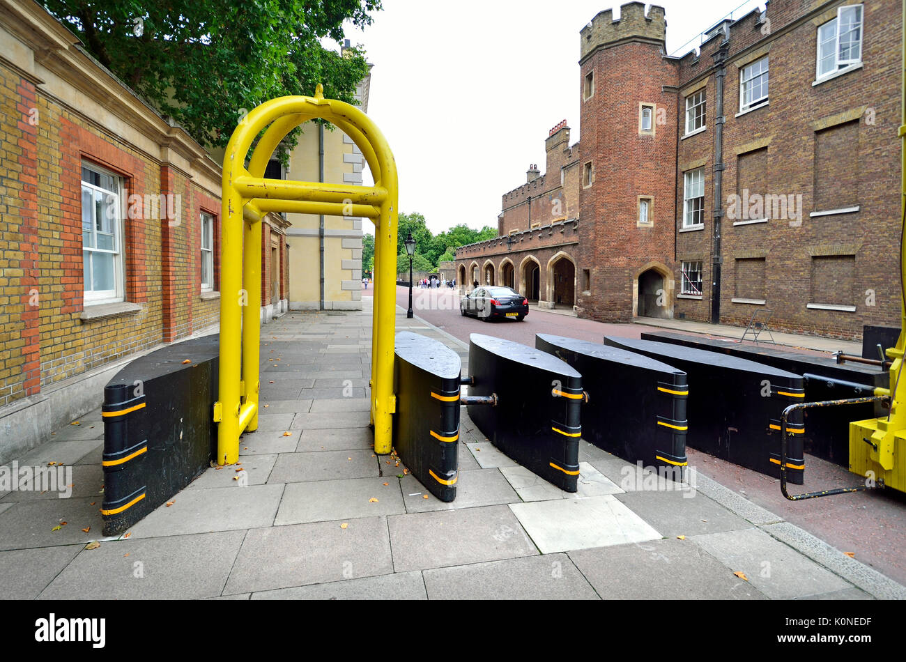 Londra, Inghilterra, Regno Unito. Anti-terrorismo di barriere installate tra Pall Mall e Marlborough Road Foto Stock