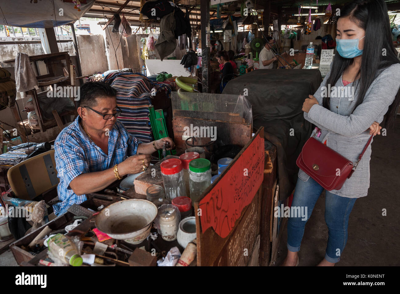 Il tradizionale artigianato orafo è coltivato nella capitale del Laos. In Vientiane's Talat Sao mercato la orafi locali sono ancora in uso il vecchio tec Foto Stock