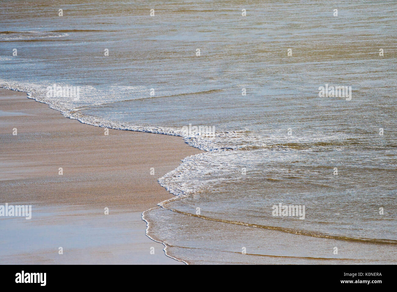 Marea su una spiaggia deserta. Foto Stock