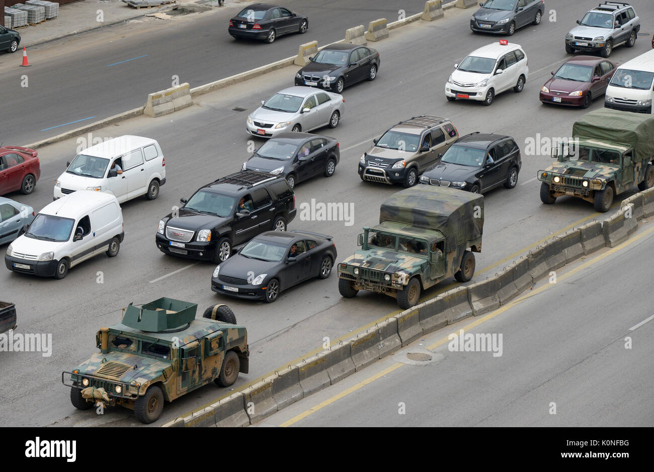 Il Libano, Beirut, pattuglia militare sulla autostrada a Tripoli , american Humvee van / LIBANON, Beirut, Militaerfahrzeug der libanesischen Armee Foto Stock