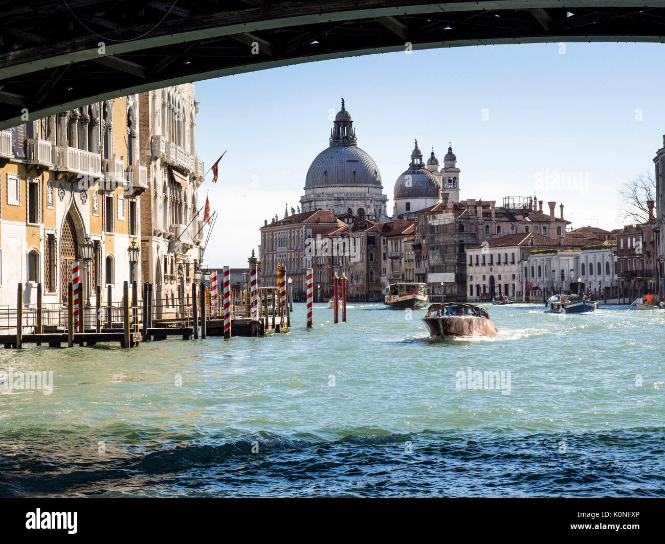 L'Italia, venezia canal grande e la chiesa di santa maria della salute, visto dalla barca Foto Stock