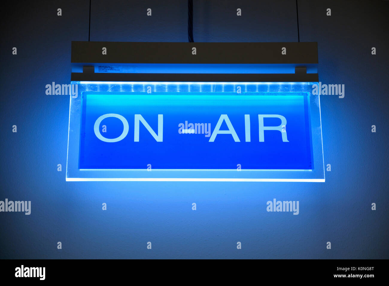 Illuminato segno blu "on air" Foto Stock