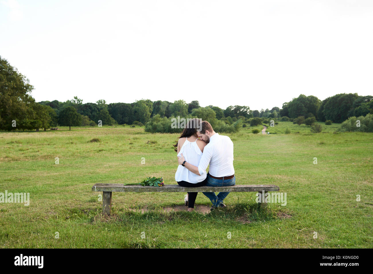 Hampstead Heath, Londra, Regno Unito, romantico fidanzato abbracciando la sua fidanzata, giovane Sunset Park Foto Stock