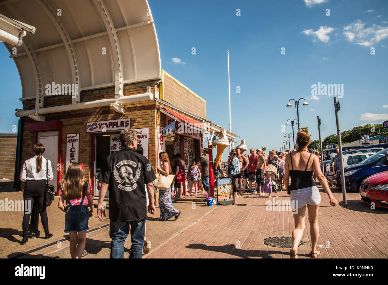 Shopping in shorts Cleethorps Ray Boswell Foto Stock