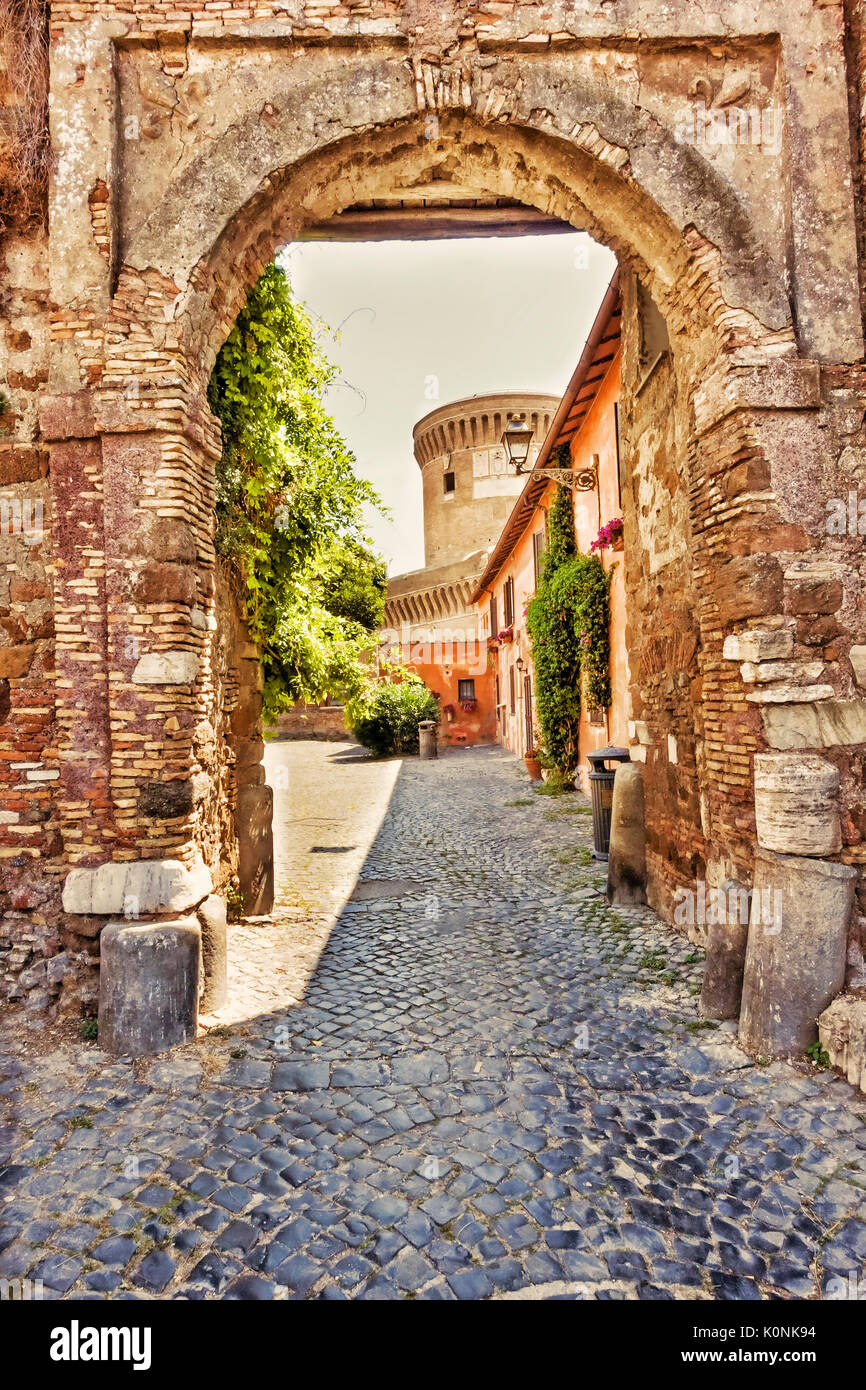 Antico cancello principale al borgo medievale di Ostia Antica - Roma, Italia Foto Stock