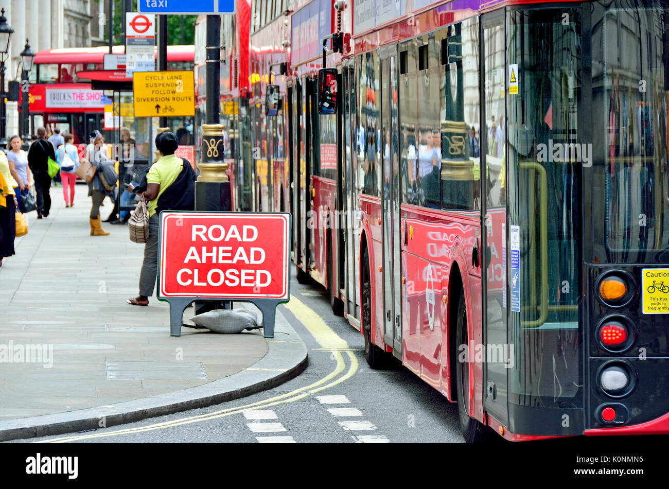 Londra, Inghilterra, Regno Unito. Gli autobus in accodamento Whitehall a causa di strada chiusa tra Foto Stock